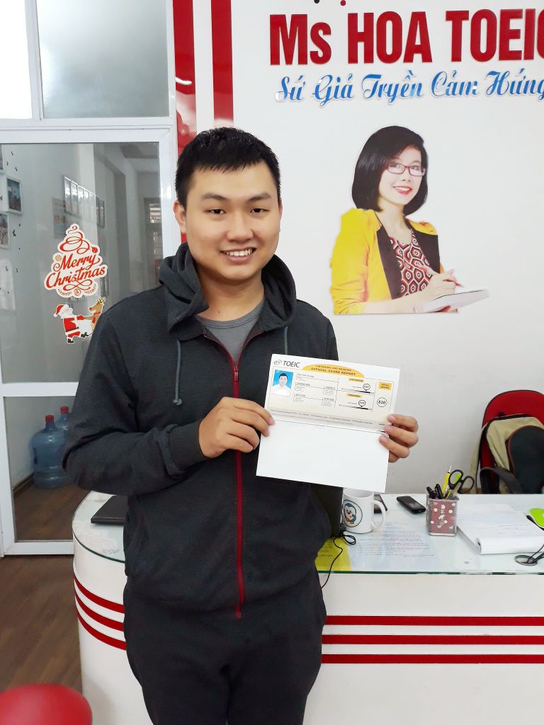 Bùi Tuấn Trường bên chứng chỉ 830 Toeic