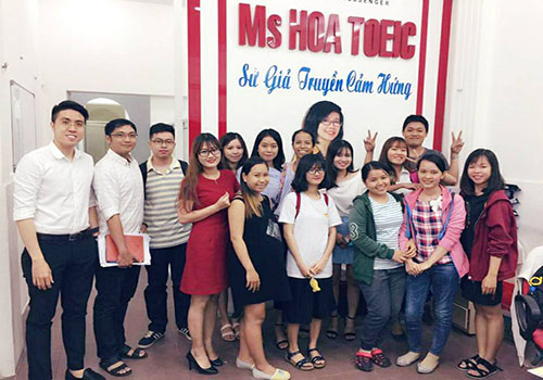 Học viên Hồ Trúc Giang cùng thầy giáo Huy Thạch và tập thể lớp D03