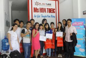 Hình ảnh trao giải cuộc thi Ms Hoa Toeic's GOT TALENT 2014