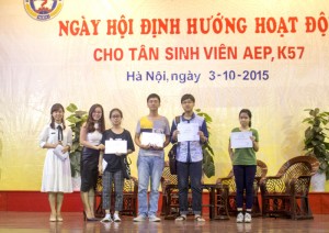 Ms Hoa TOEIC chia sẻ tại ngày hội định hướng sinh viên ĐH Kinh tế quốc dân