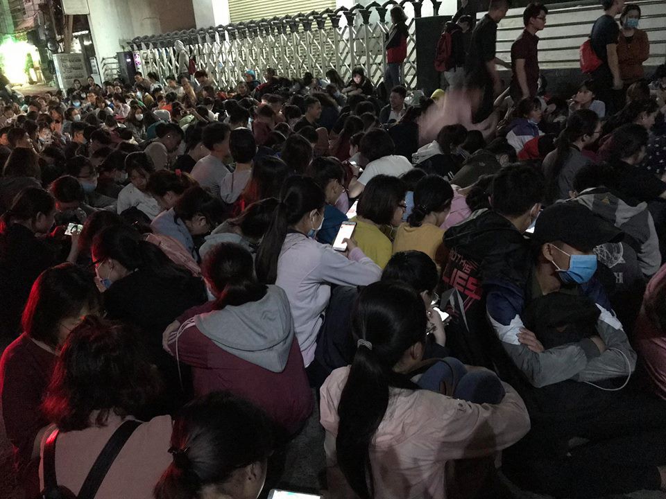 Khung cảnh sinh viên chen chúc xếp hàng từ lúc trời còn chưa sáng trước cửa trung tâm IIG tại Sài Gòn