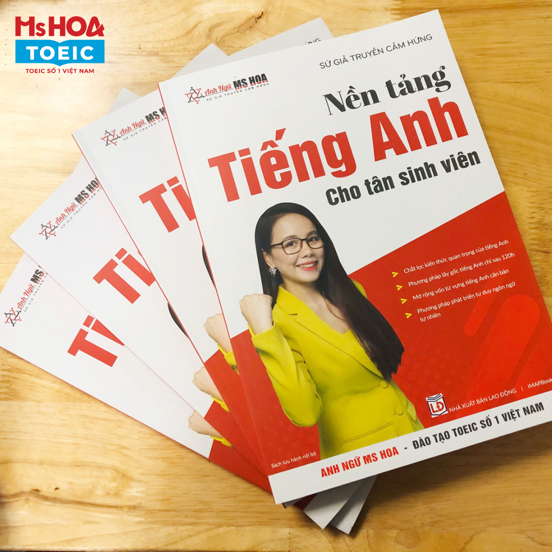 Ms Hoa Toeic tặng sách Nền tảng tiếng Anh cho tân sinh viên