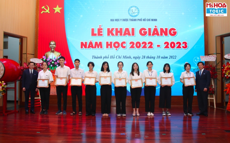 Đôi ngũ học viên và giảng viên của trường đại học y dược Tp HCM