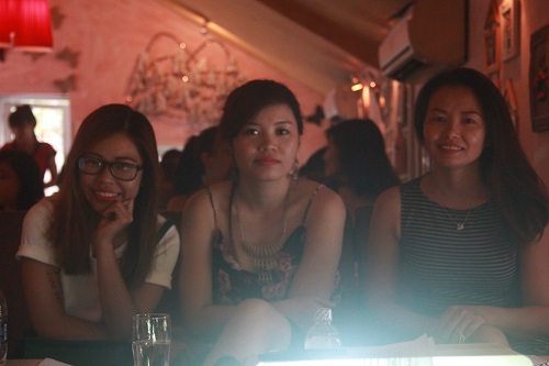 Bộ ba ban giám khảo xinh đẹp của cuộc thi. Từ trái qua: Ms Ngọc Cúc- Smiling Messenger. Ms Bích Trâm- Affectionate Messenger và Ms Nhung- Giám đốc chi nhánh HCM